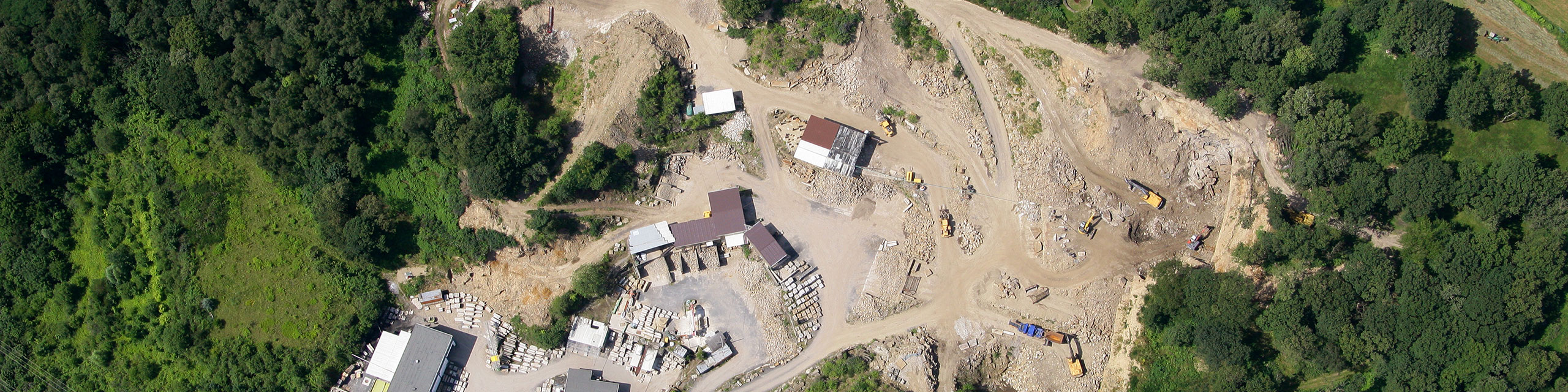 Luftbildaufnahmen seit 1944 zeigen die Entwicklung des Steinbruchs: Wachstum, moderne Technik und neue Abbauflächen sichern hochwertigen Ruhrsandstein.